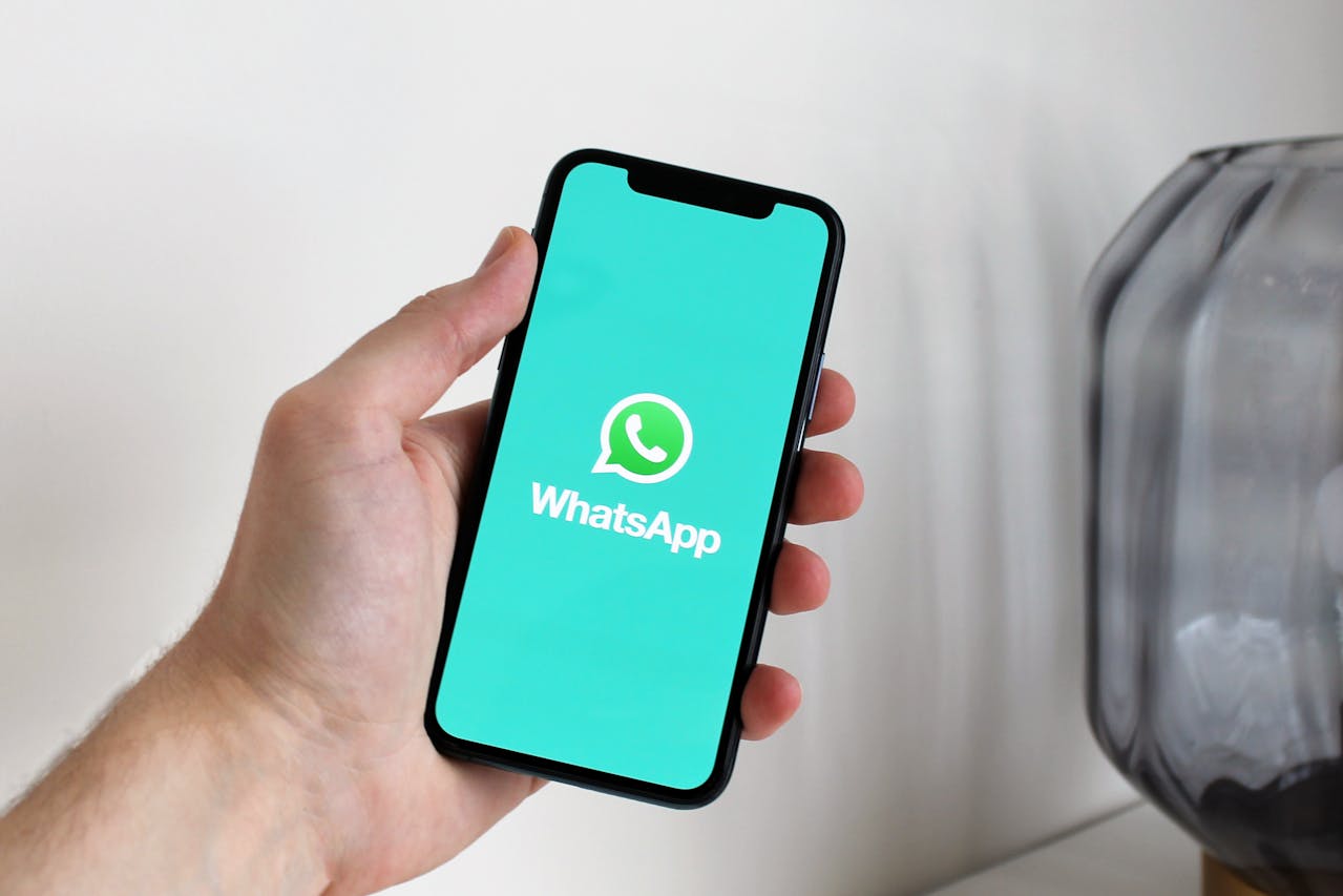 Comunicando de Forma Eficiente no WhatsApp: Maximizando o Uso de Emojis e Figurinhas